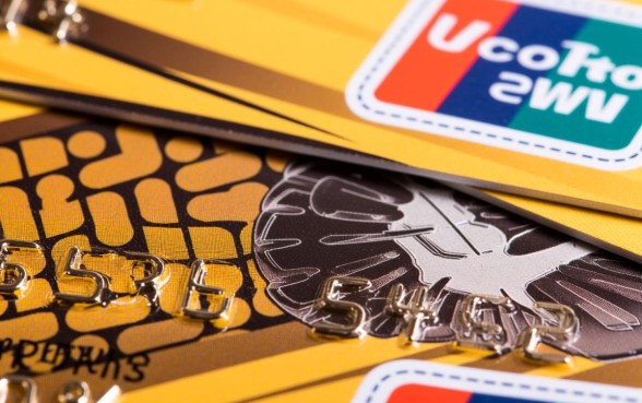 信用卡一个月最低还款多少钱